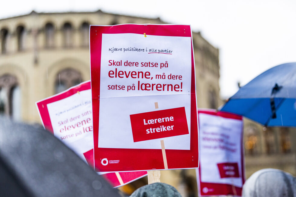 Flere hundre lærere var til stede da Utdanningsforbundet hadde markering foran Stortinget i forbindelse med lærerstreiken i fjor høst.
 Foto: Håkon Mosvold Larsen / NTB