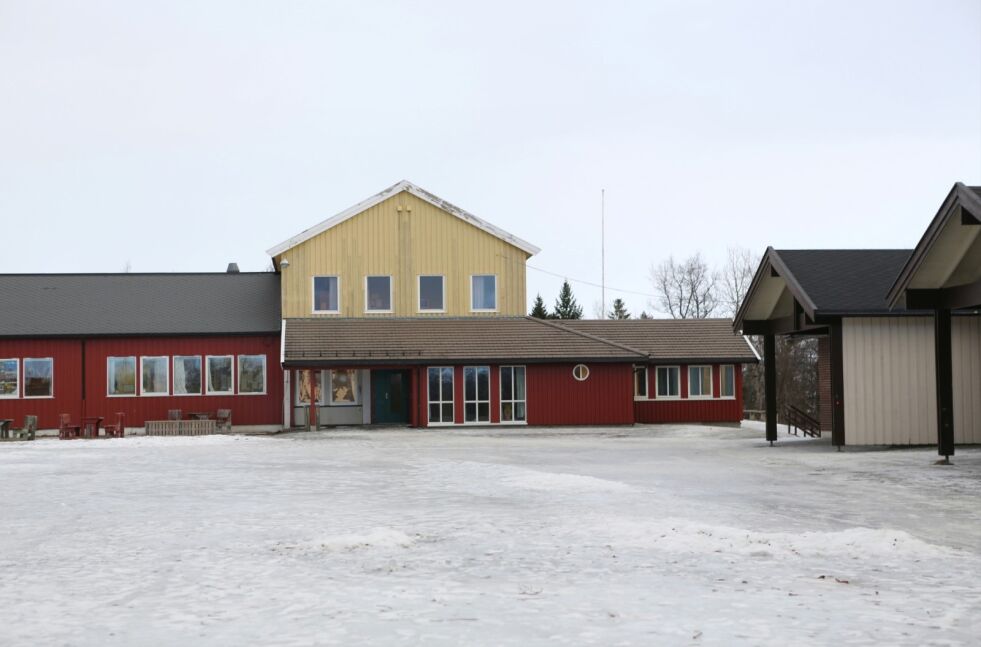 EN GOD SLUMP. Gamle Valnesfjord skole vil koste å få revet. Bygget til høyre i bildet skal derimot få stå. Den huser ungdomsskolen. Foto: Bjørn L. Olsen