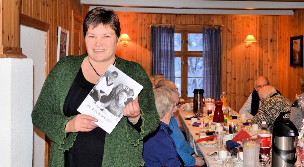 JULEGAVETIPS. Årbøker er populære julegaver. Her er redaktør Laila Gabrielsen med årbok for Beiarn 2013.