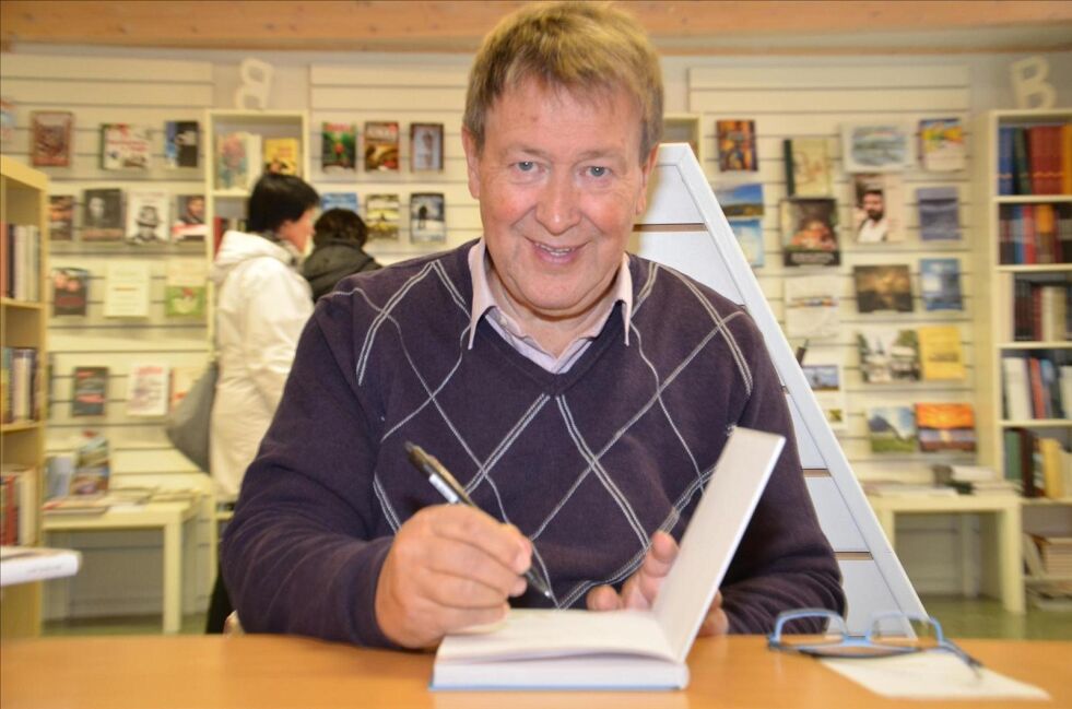 SIGNERTE. Tore Skoglund signerte flere esker nmed bøker på Leselysthuset på Rognan fredag formiddag.  Foto: Sverre Breivik