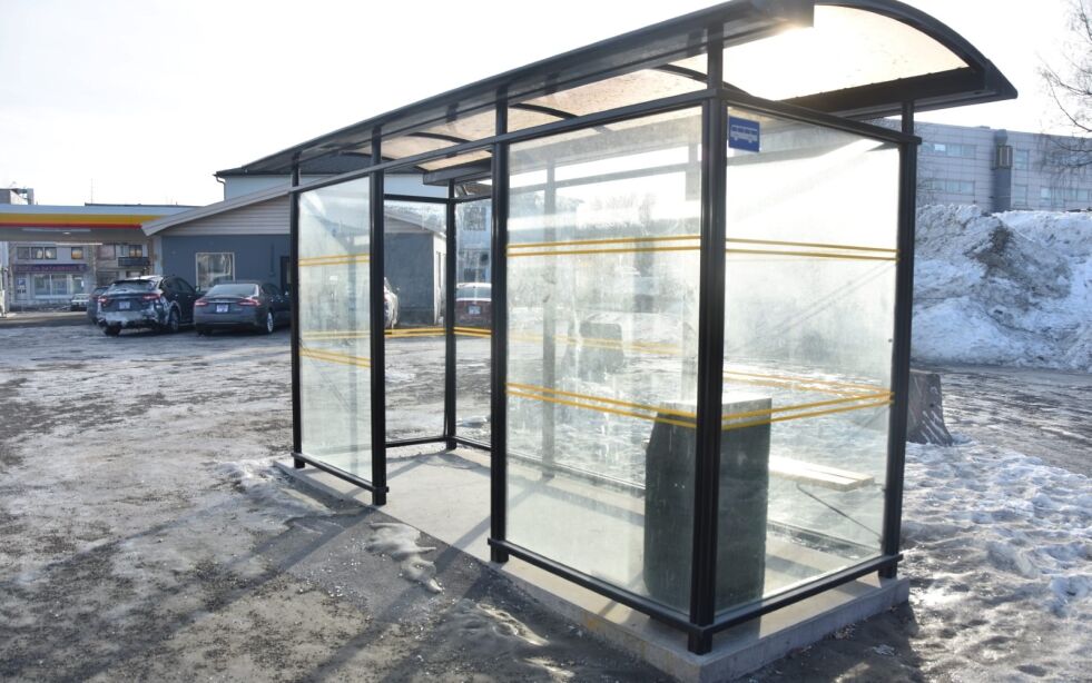 FIKSET. Busskuret på Fauske rutebilstasjon fungerer igjen slik det skal og passasjerene kan stå mindre luftig til mens de venter. Foto: Victoria Finstad