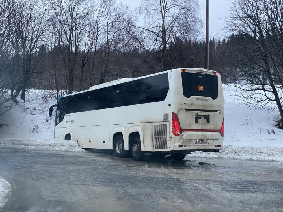 I GRØFTA. Bussen endte i grøfta på Straumen lørdag formiddag.
 Foto: Eva S. Winther