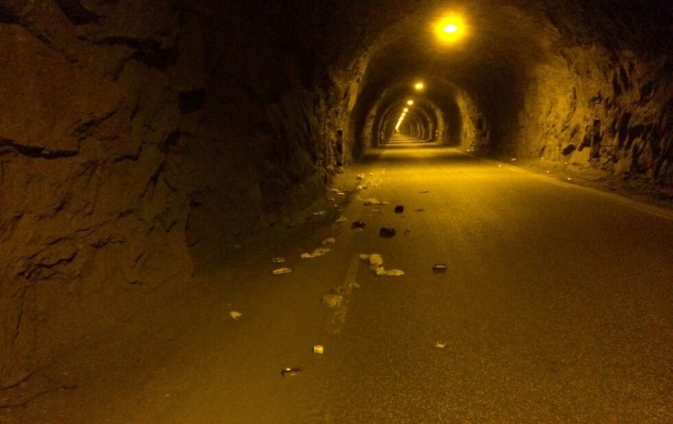 TILGRISET. Slik ser det ut i tunnelene i Sulis etter påskeferien. Den forbipasserende som knipset bildet, antyder at det er feriefolk som kvitter seg med søppelet på denne måten.