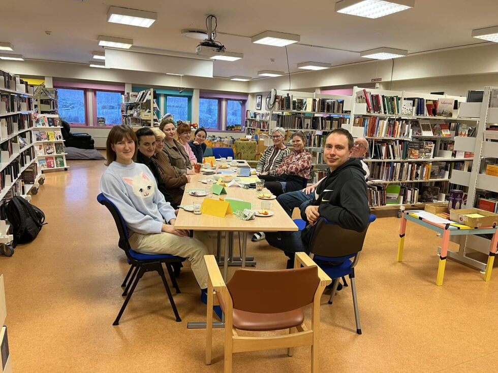 Den første språkkafeen på Sørfold bibliotek fant sted i februar. Nå er det klart for den tredje.
 Foto: Sørfold kommune
